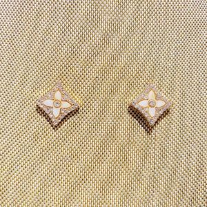 🤩 Fashion Stud Earrings